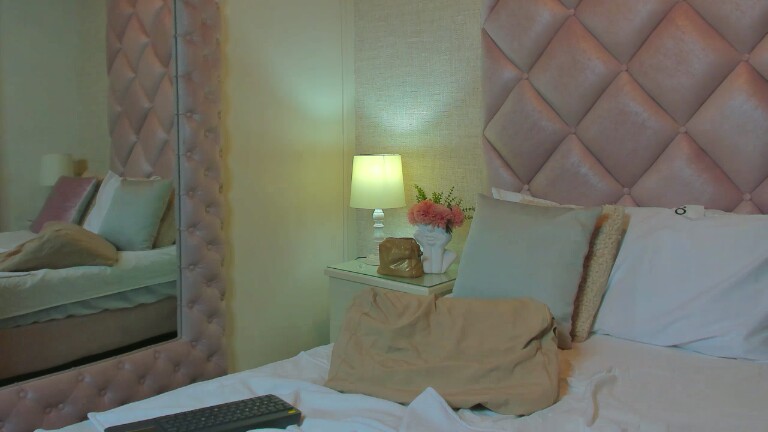 Samantha_Roux's Streamate show and profile