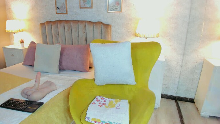 MoulinLamour's Streamate show and profile