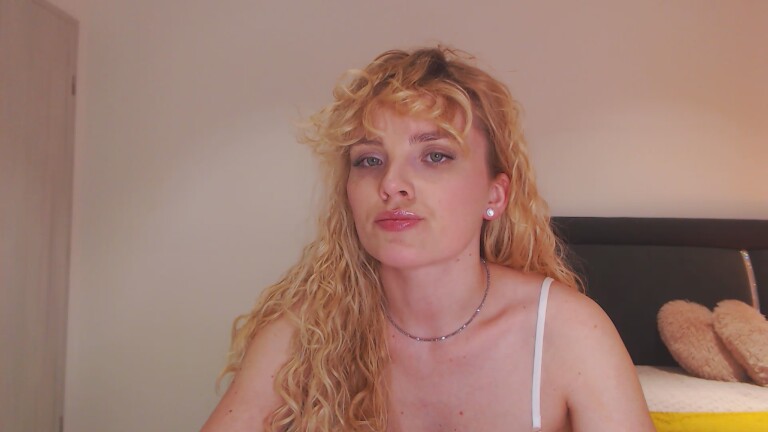 EVYE's Streamate show and profile