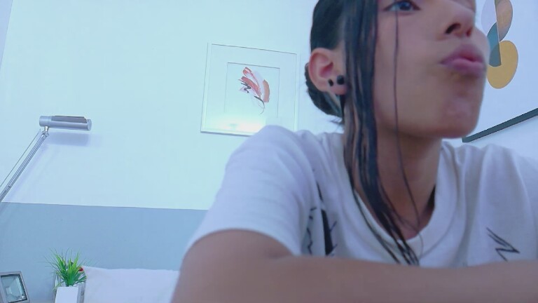 yourcuteneighbourr's Streamate show and profile