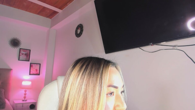 Sara019's Streamate show and profile